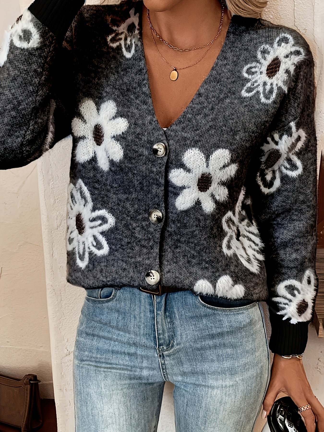 Daisy | Knitted Cardigan with Floral Pattern