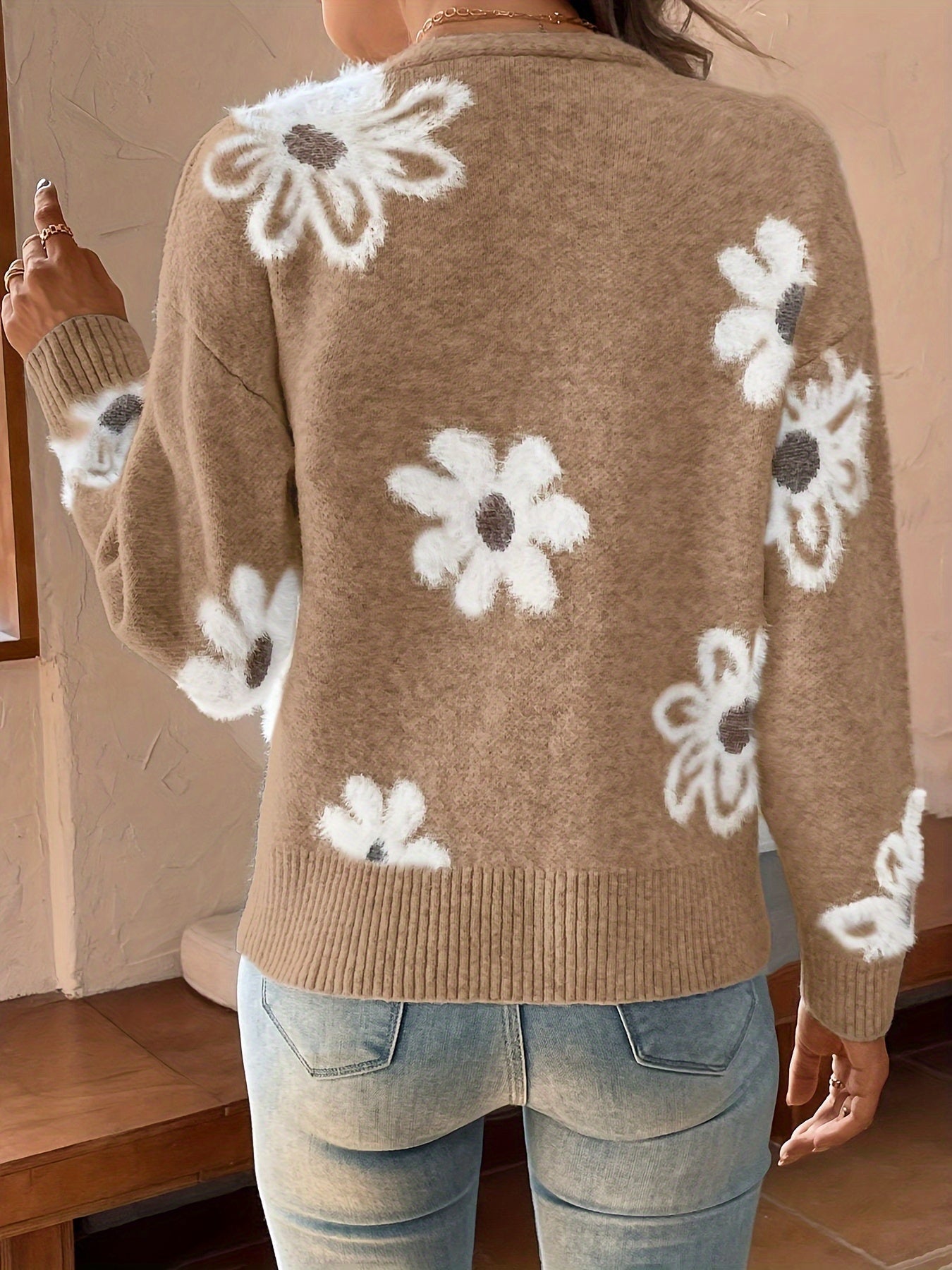 Daisy | Knitted Cardigan with Floral Pattern